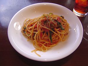 ピリ辛鶏そぼろとトマトの田舎味噌パスタ